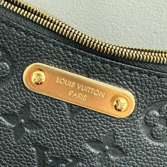 Louis Vuitton Pochette Liv Crossbody Wallet Bag - Picture 3 of 9